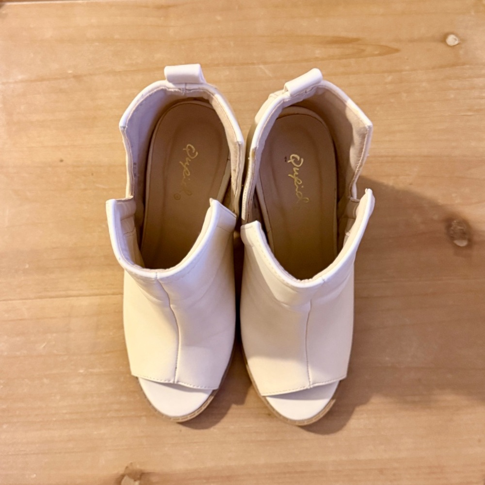 Qupid Bonnie Peep Toe Ankle Booties